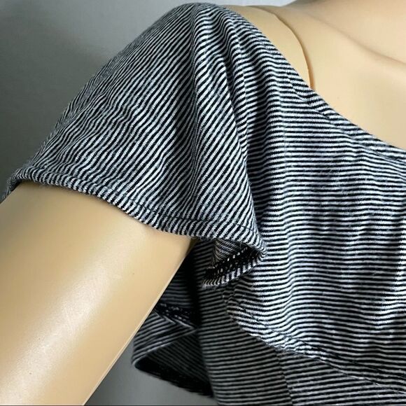 Guess Sandrine Off Shoulder Black and White Striped Ruffled Keyhole Blouse Sz S - Picture 4 of 13